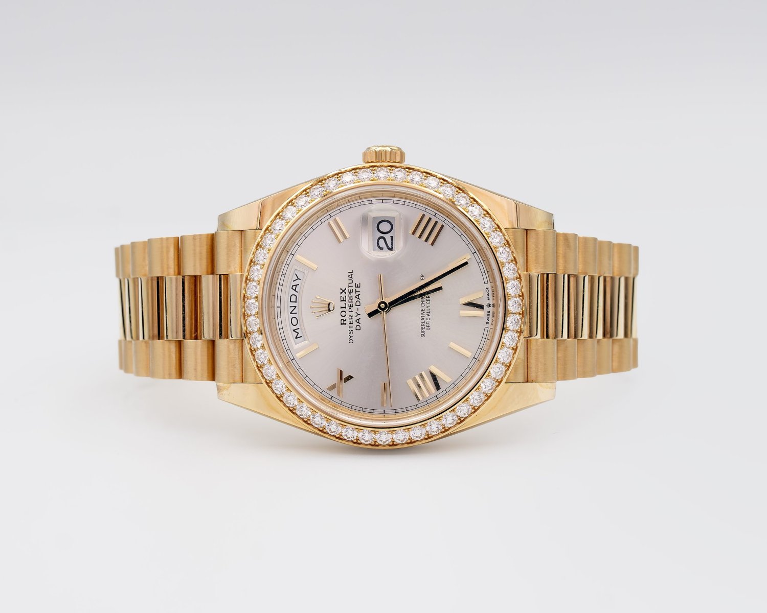 rolex-day-date-40-yellow-gold-silver-roman-dial-diamond-bezel-big-1