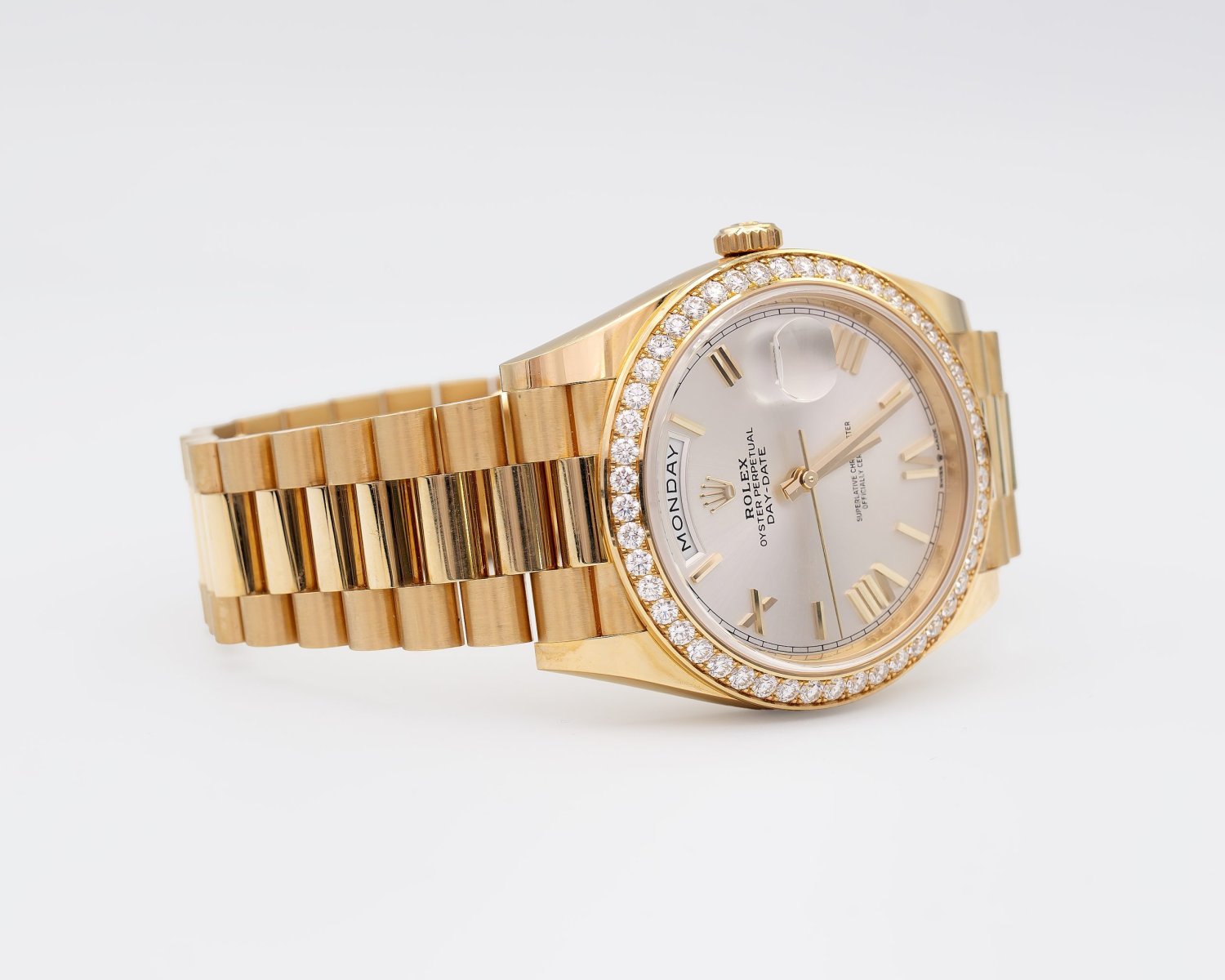rolex-day-date-40-yellow-gold-silver-roman-dial-diamond-bezel-big-3