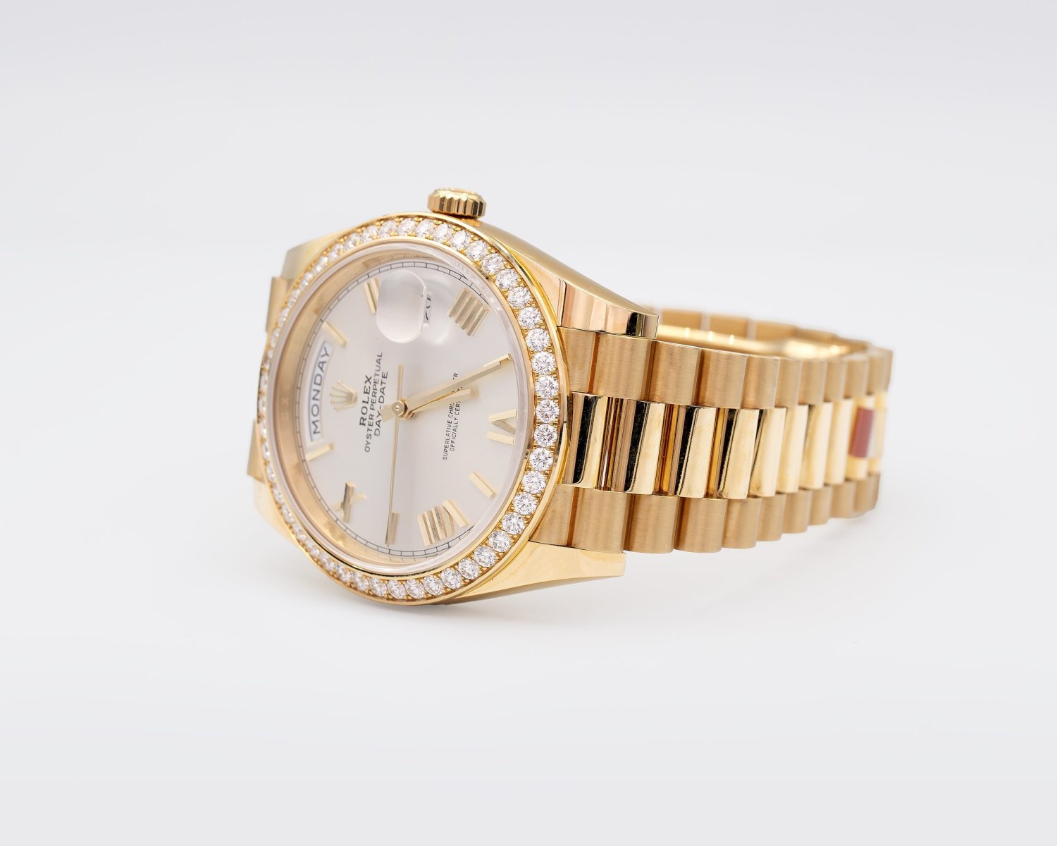 rolex-day-date-40-yellow-gold-silver-roman-dial-diamond-bezel-big-2
