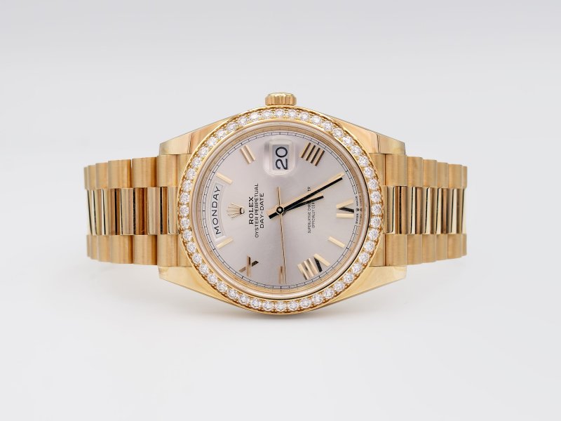 rolex-day-date-40-yellow-gold-silver-roman-dial-diamond-bezel-small-1