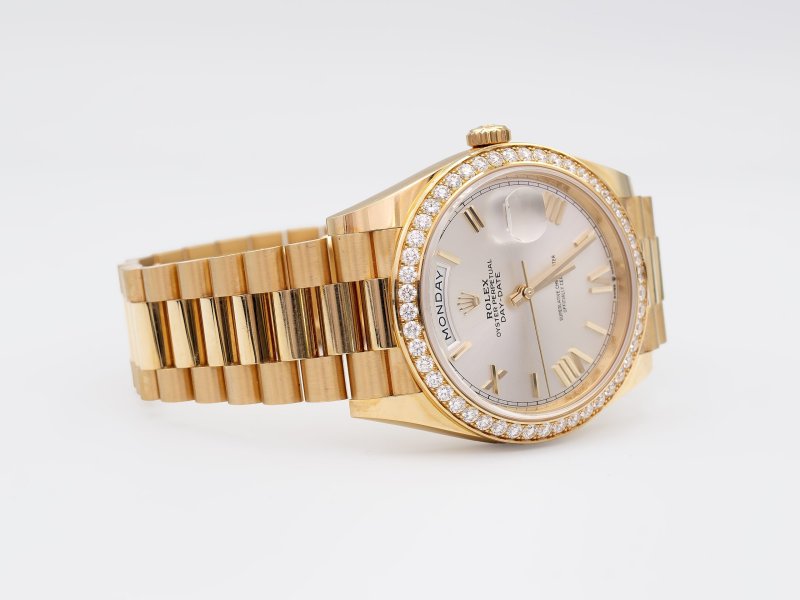 rolex-day-date-40-yellow-gold-silver-roman-dial-diamond-bezel-small-3