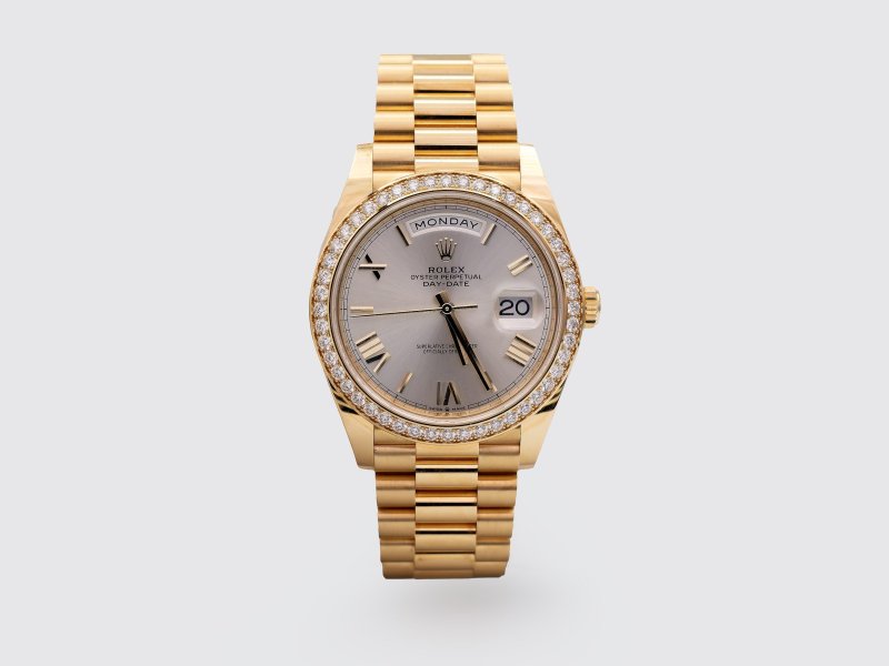 rolex-day-date-40-yellow-gold-silver-roman-dial-diamond-bezel