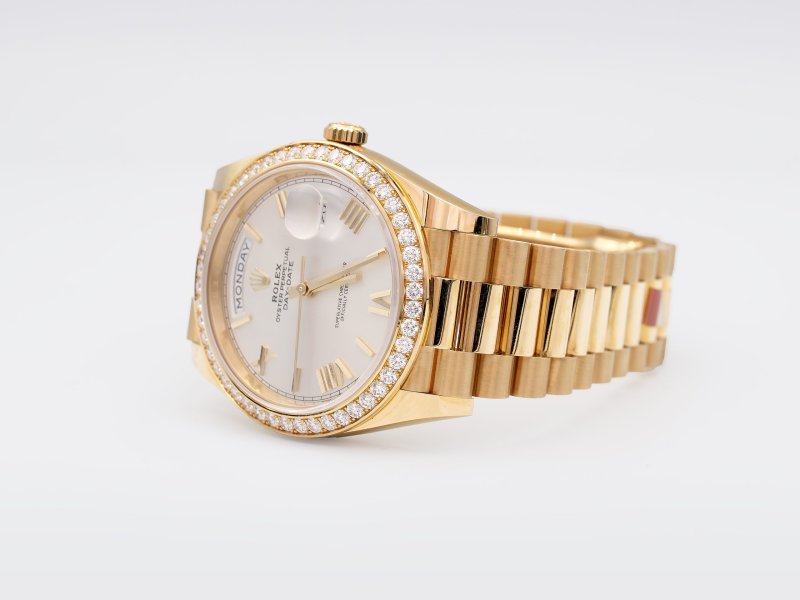 rolex-day-date-40-yellow-gold-silver-roman-dial-diamond-bezel-small-2
