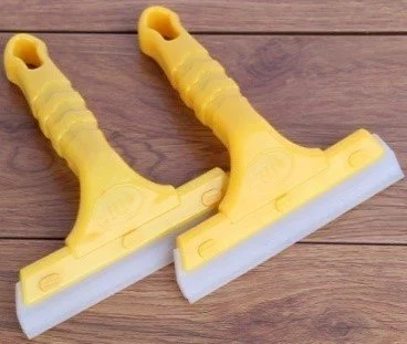 wiper-with-yellow-handle-big-0